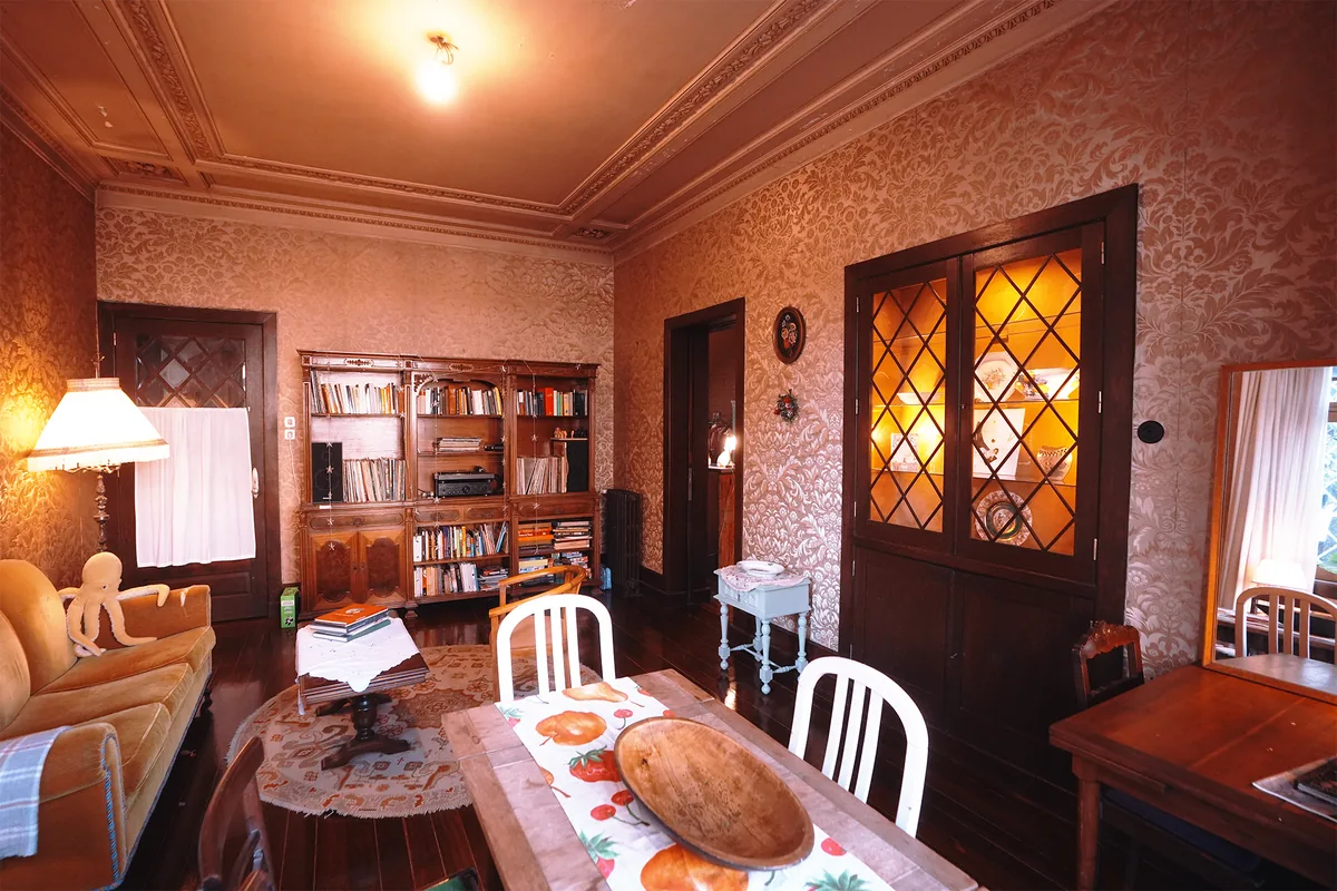 Sala de jantar com estante de livros