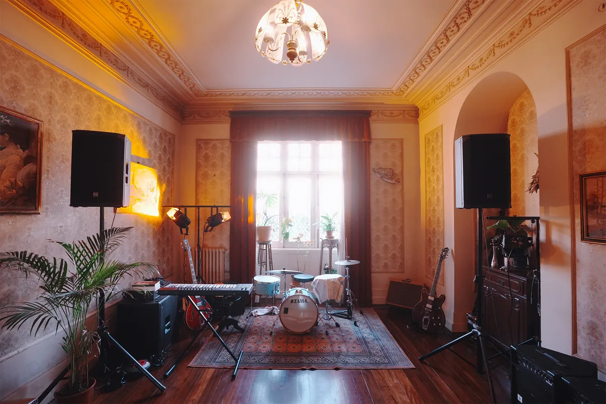Sala de música com bateria e teclado