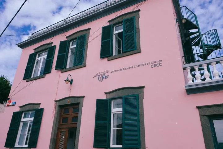 Fachada da casa da Escola Normal no Funchal, Madeira