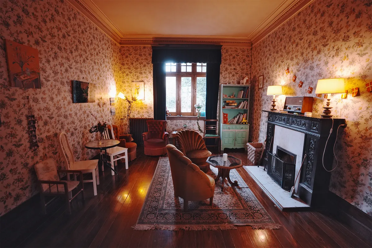 Sala com lareira e poltronas de veludo