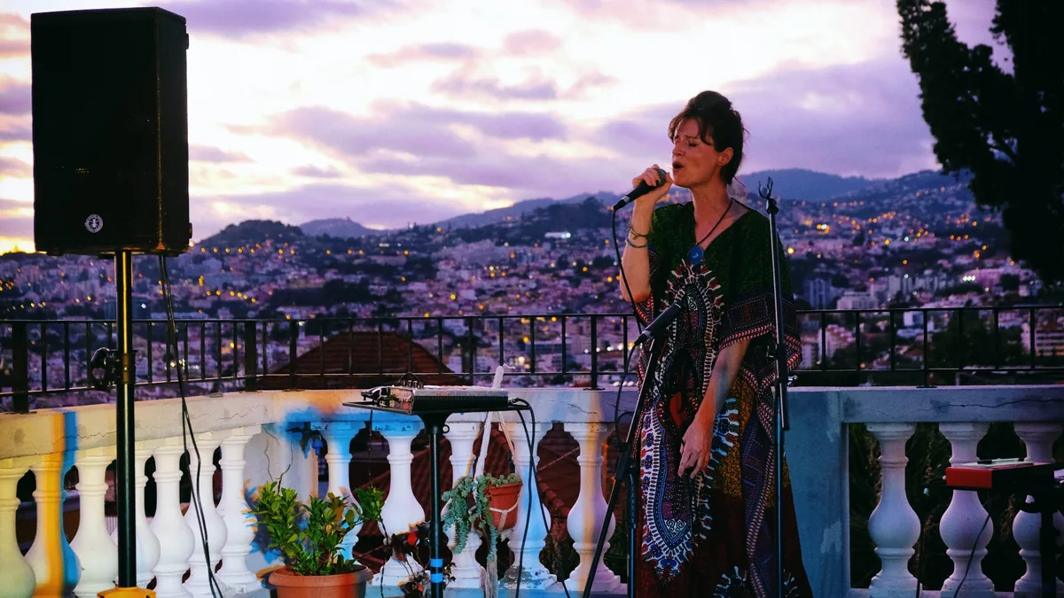 Cantora a atuar no terraço
