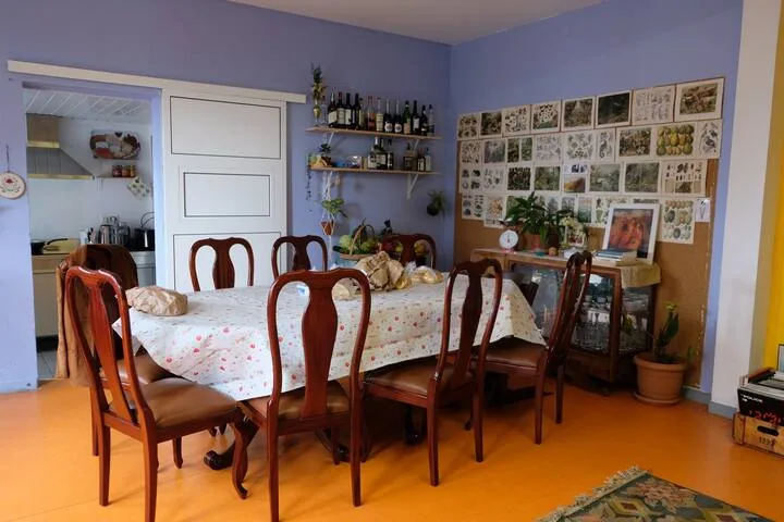 Sala de jantar com paredes lilás