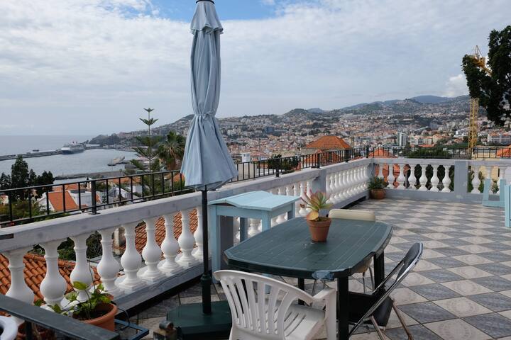 Varanda com vista sobre o Funchal e o mar