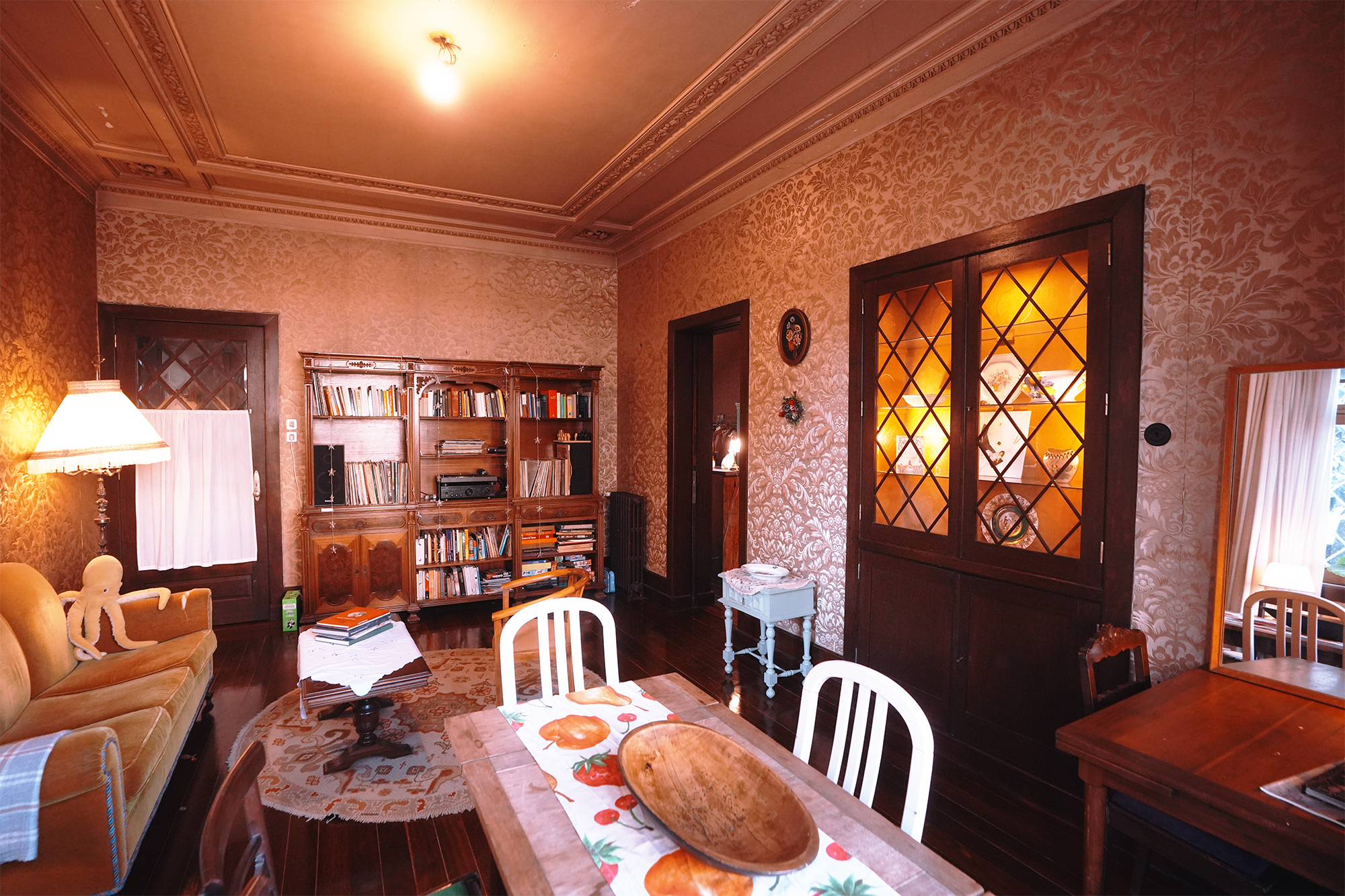 Sala de jantar com estante de livros