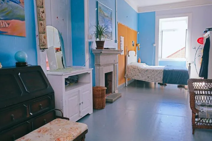 Quarto azul com lareira antiga