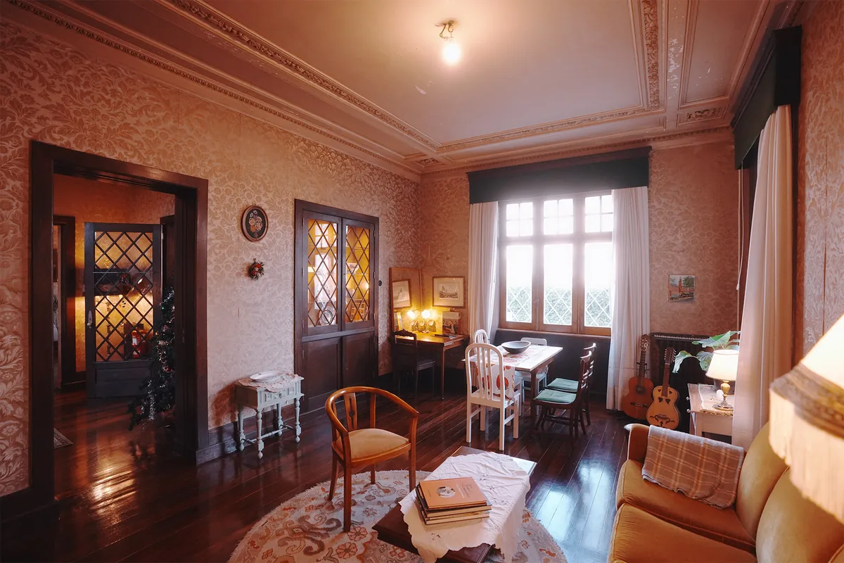 Sala de jantar com papel de parede damasco
