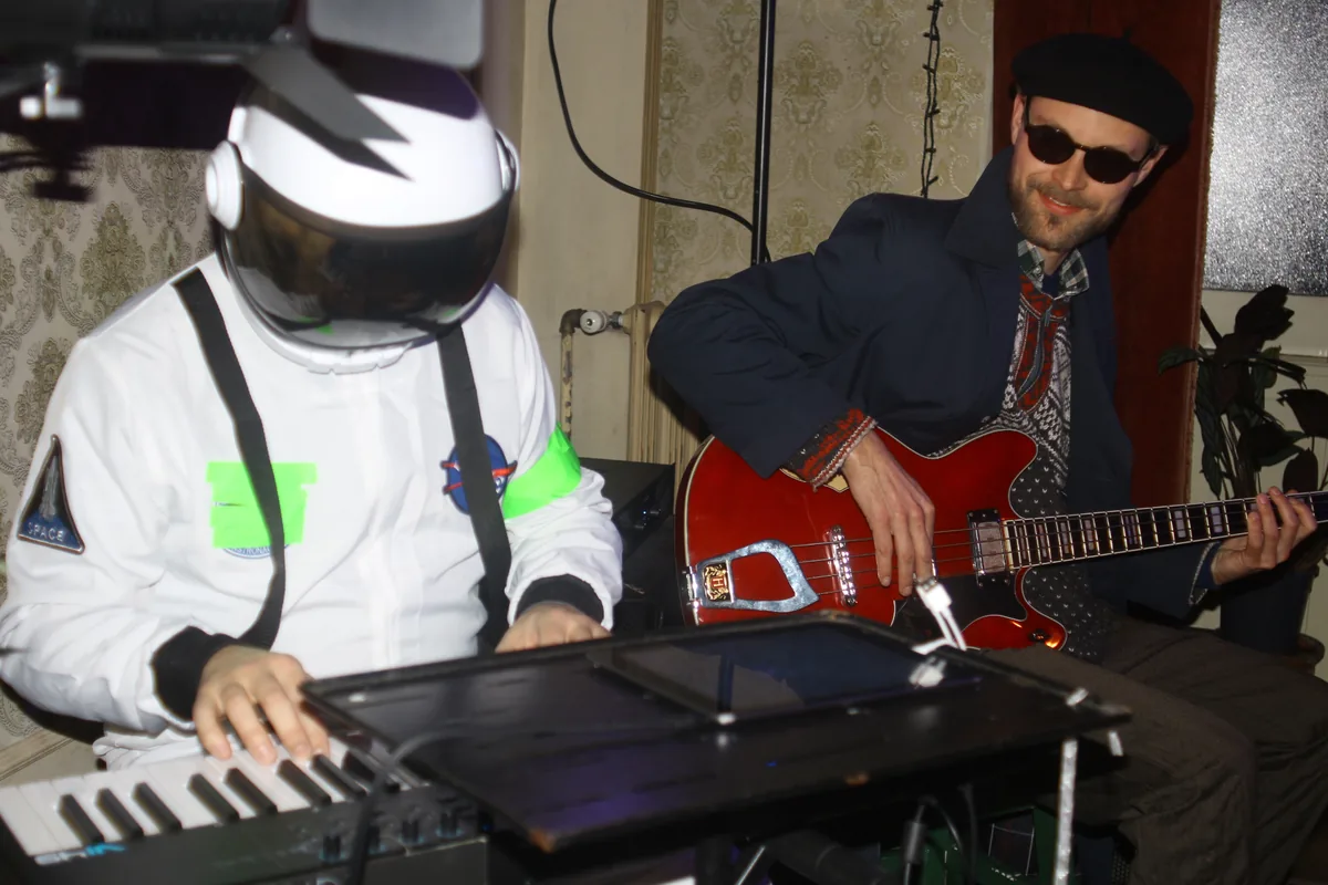 Sessão de improvisação com capacete de astronauta