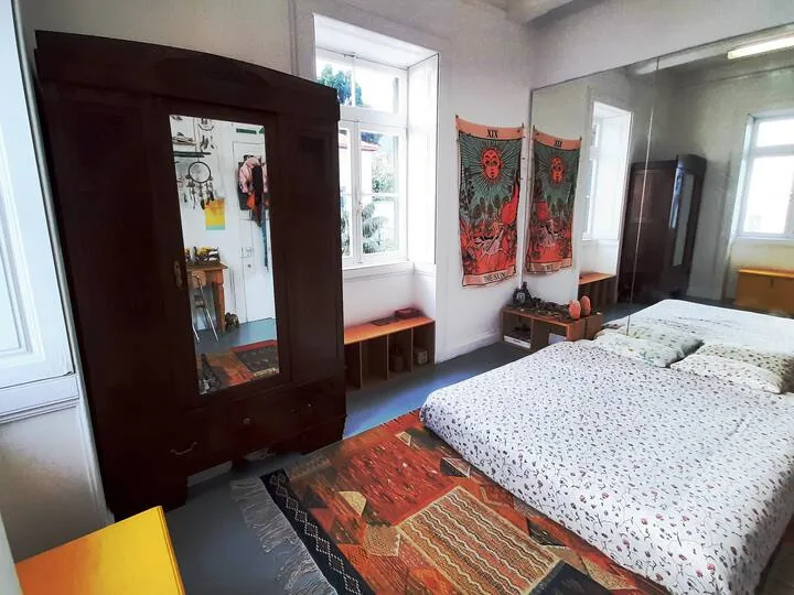 Quarto com tapeçarias