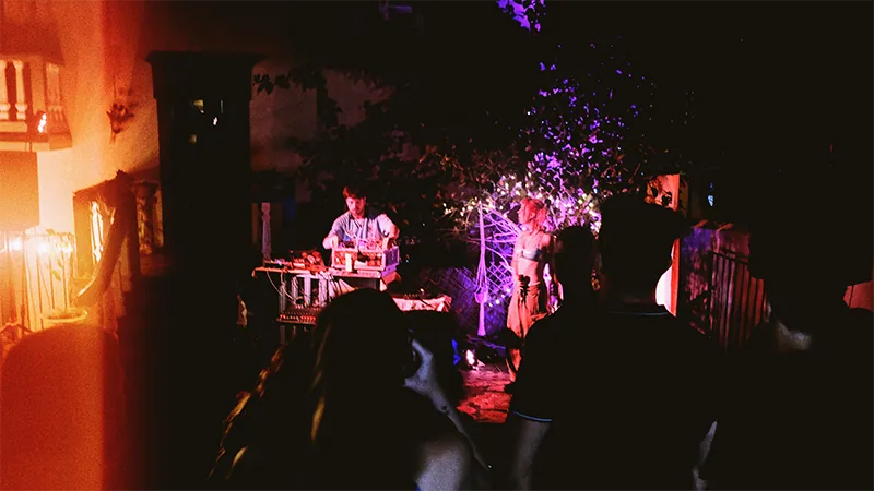 Concerto electrónico ao ar livre à noite